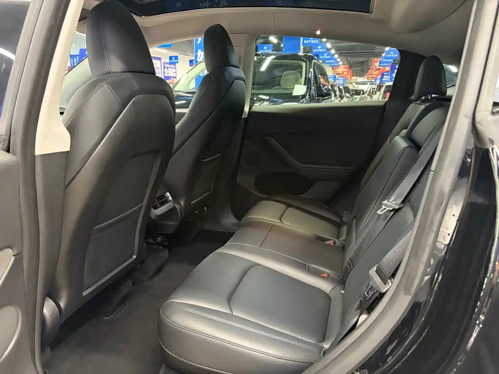 Tesla Model Y — миниатюра 9