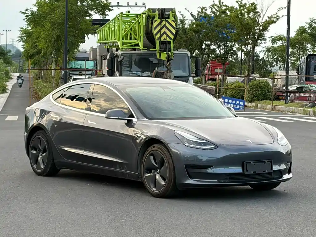 Tesla Model 3 — миниатюра 2