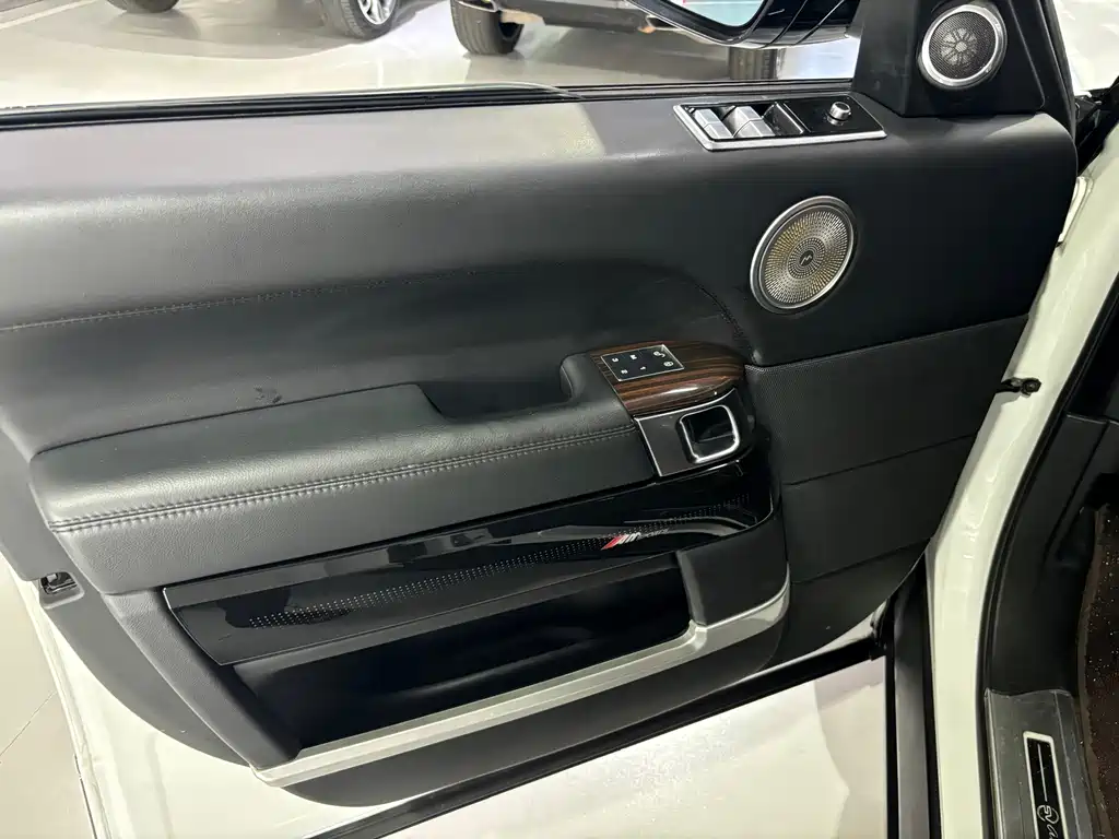 Land Rover Range Rover — миниатюра 5