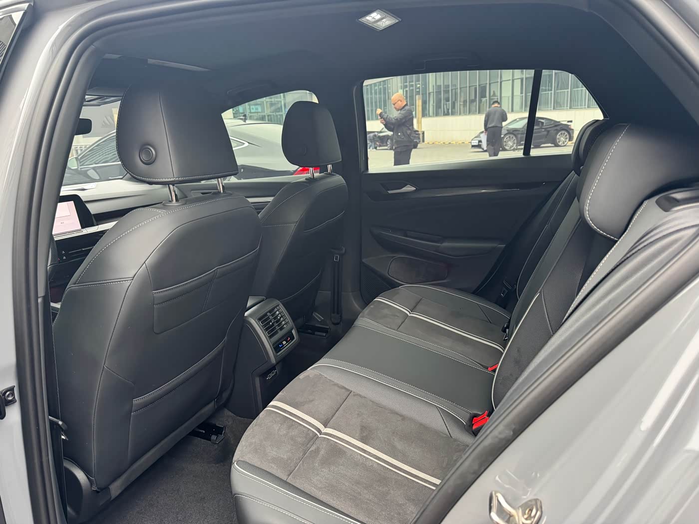 Volkswagen Golf 1.4 л 2023 г. Серебристо-серый, пробег 20000 км