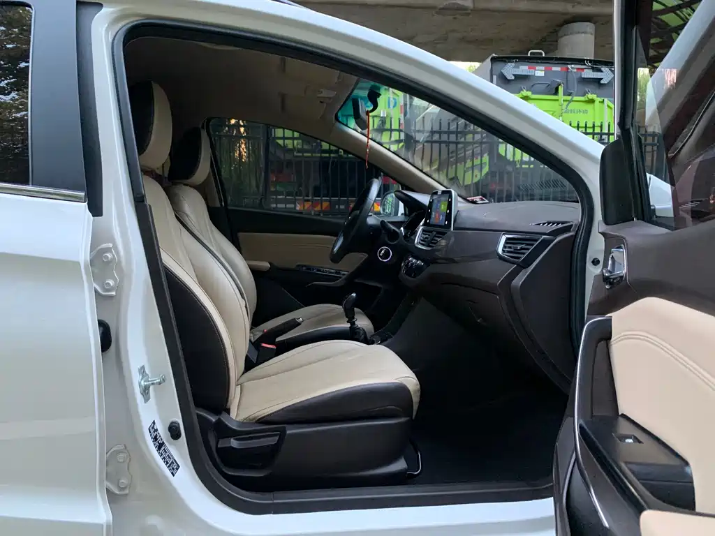 Baojun 310W — миниатюра 10