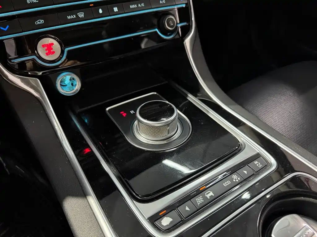 Jaguar XE — миниатюра 8