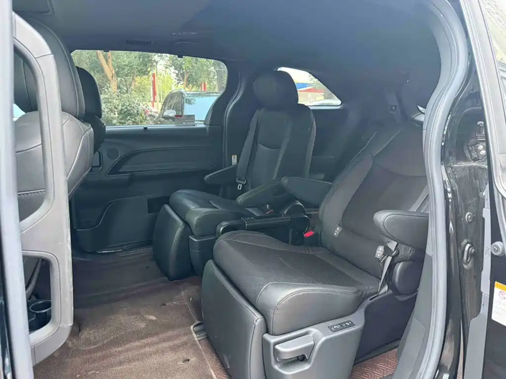 Toyota Sienna — миниатюра 20