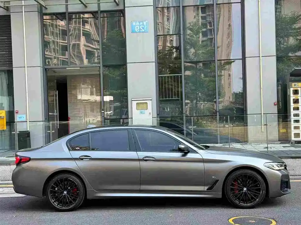 BMW 5 Series — миниатюра 4