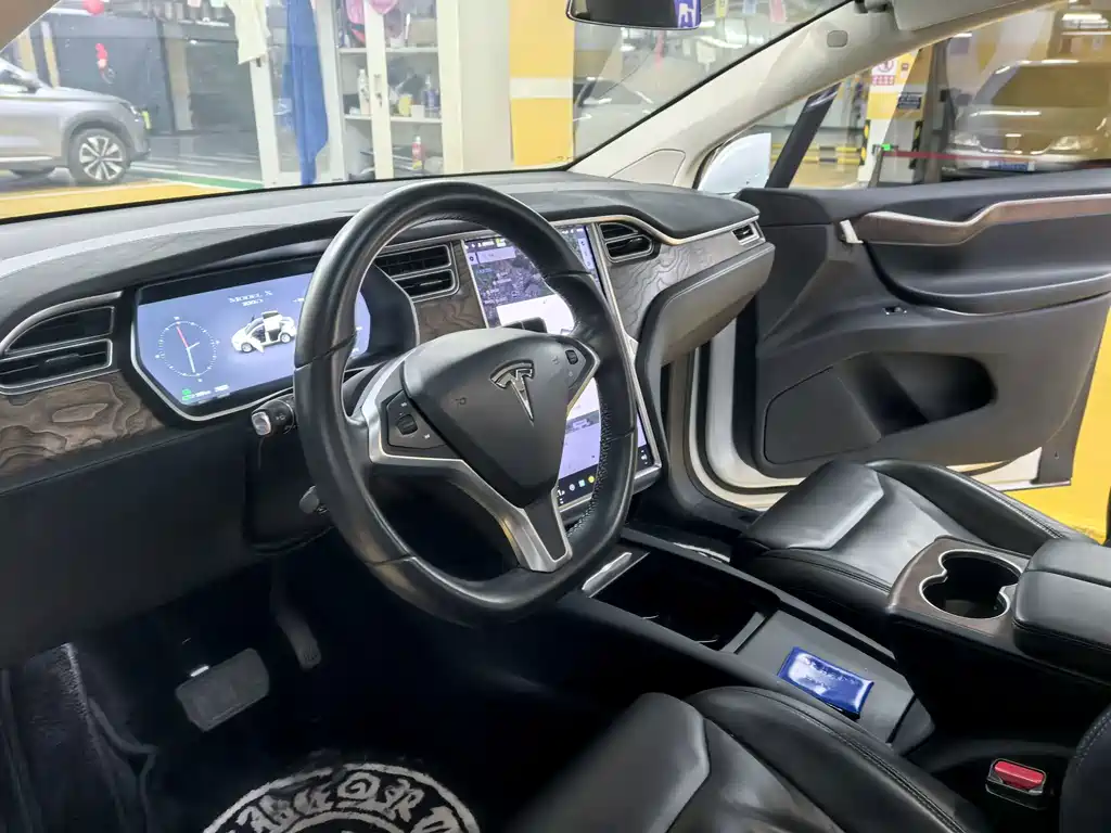 Tesla Model X — миниатюра 6