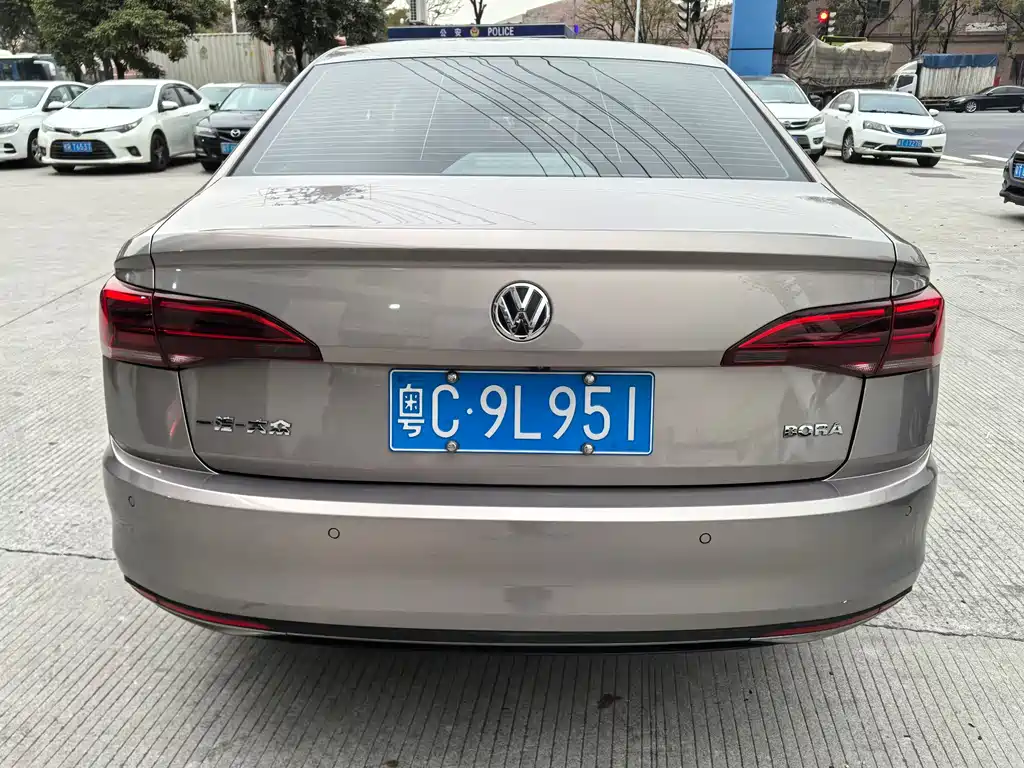 VOLKSWAGEN BORA