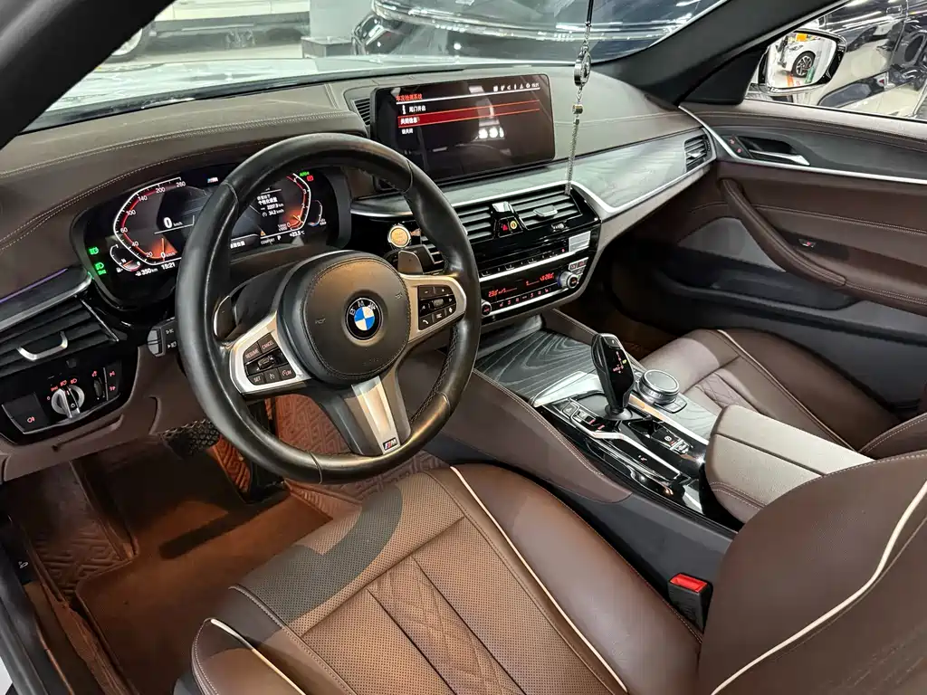 BMW 5 Series — миниатюра 13