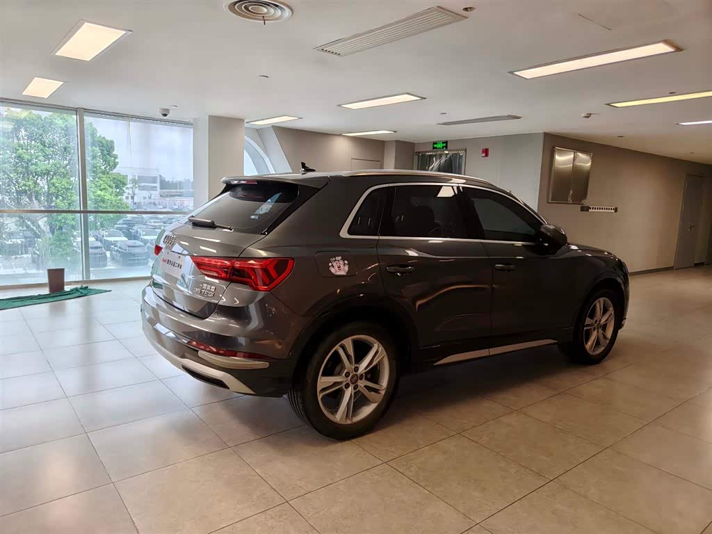 Audi Q3 1.4 л 2021 г. Серебристо-серый, пробег 28000 км