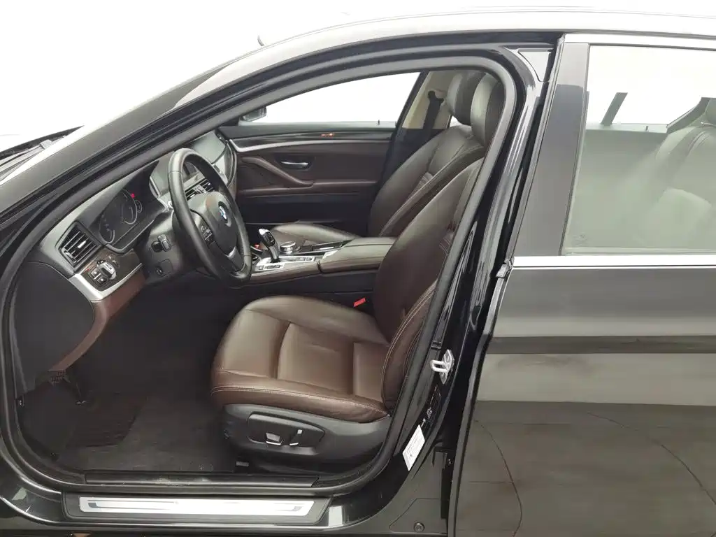 BMW 5 Series — миниатюра 10