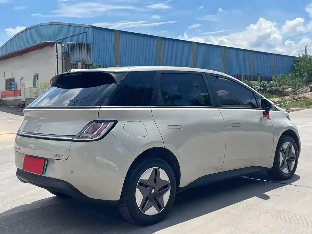 Baojun Yunduo — миниатюра 7