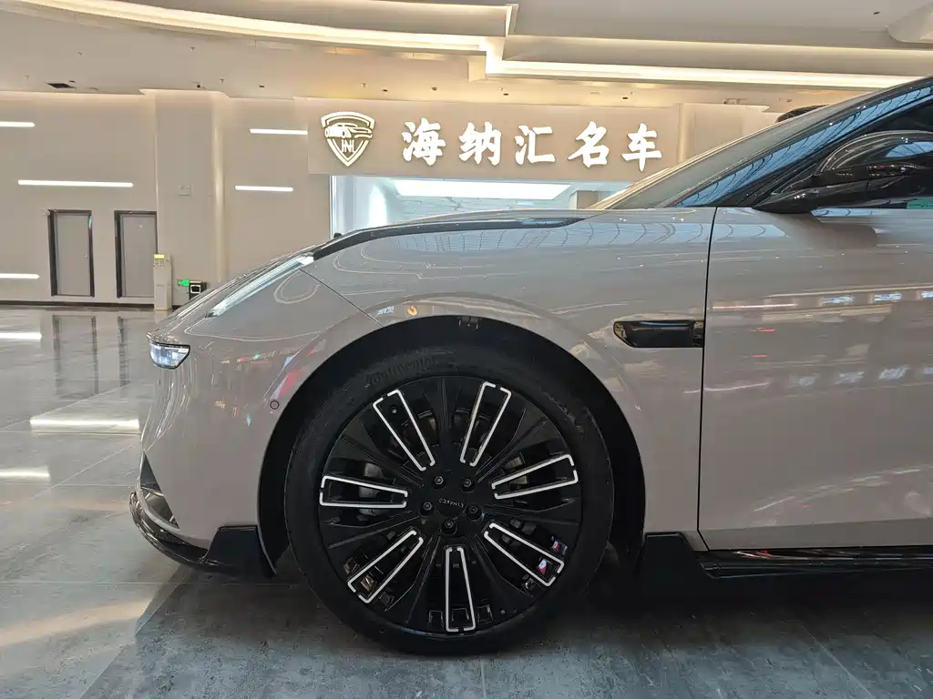 Lynk & Co 10 2025 120 Ultra