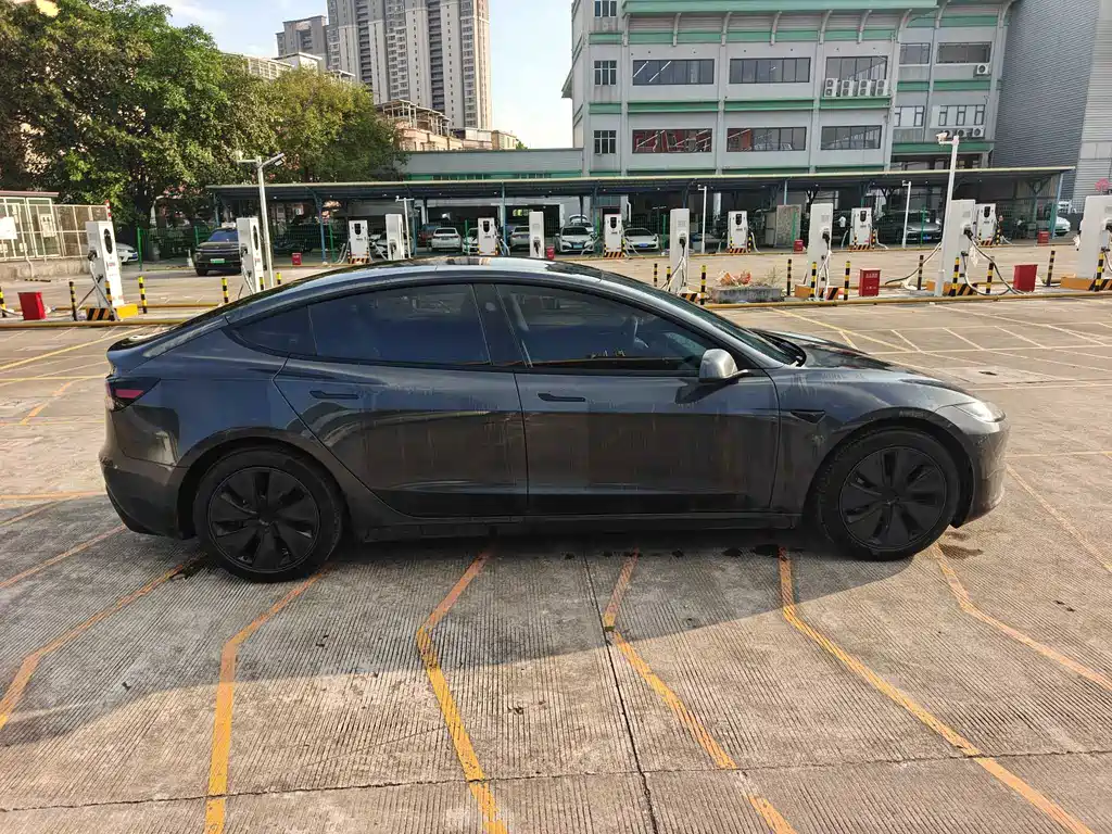 Tesla Model 3 — миниатюра 8