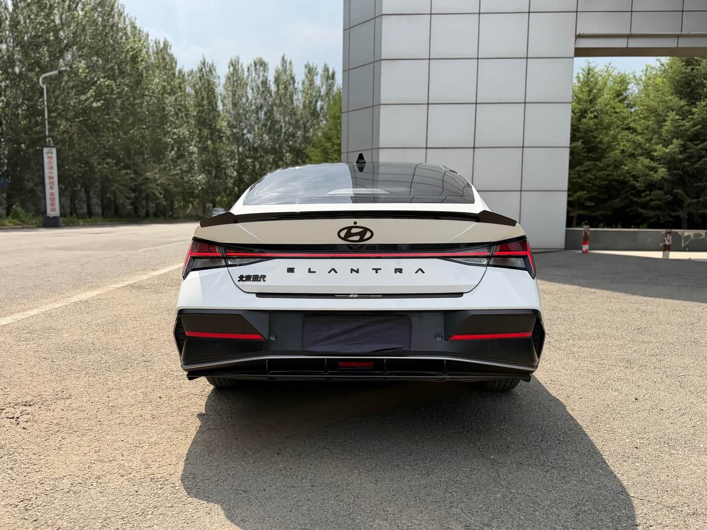 Hyundai Elantra 1.5 л 2024 г. Белый, пробег 33000 км