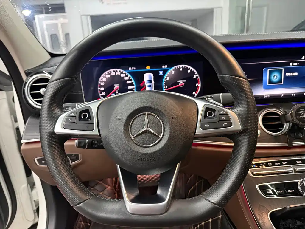 Mercedes-Benz E-Class — миниатюра 12