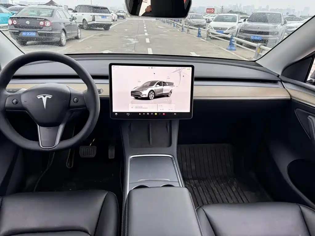 TESLA MODEL Y