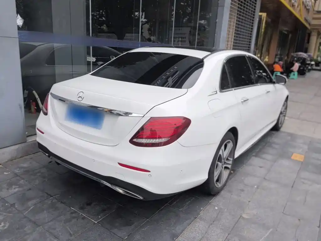 Mercedes-Benz E-Class — миниатюра 7