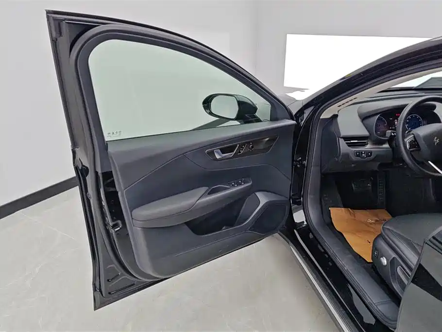 Hongqi E-QM5
