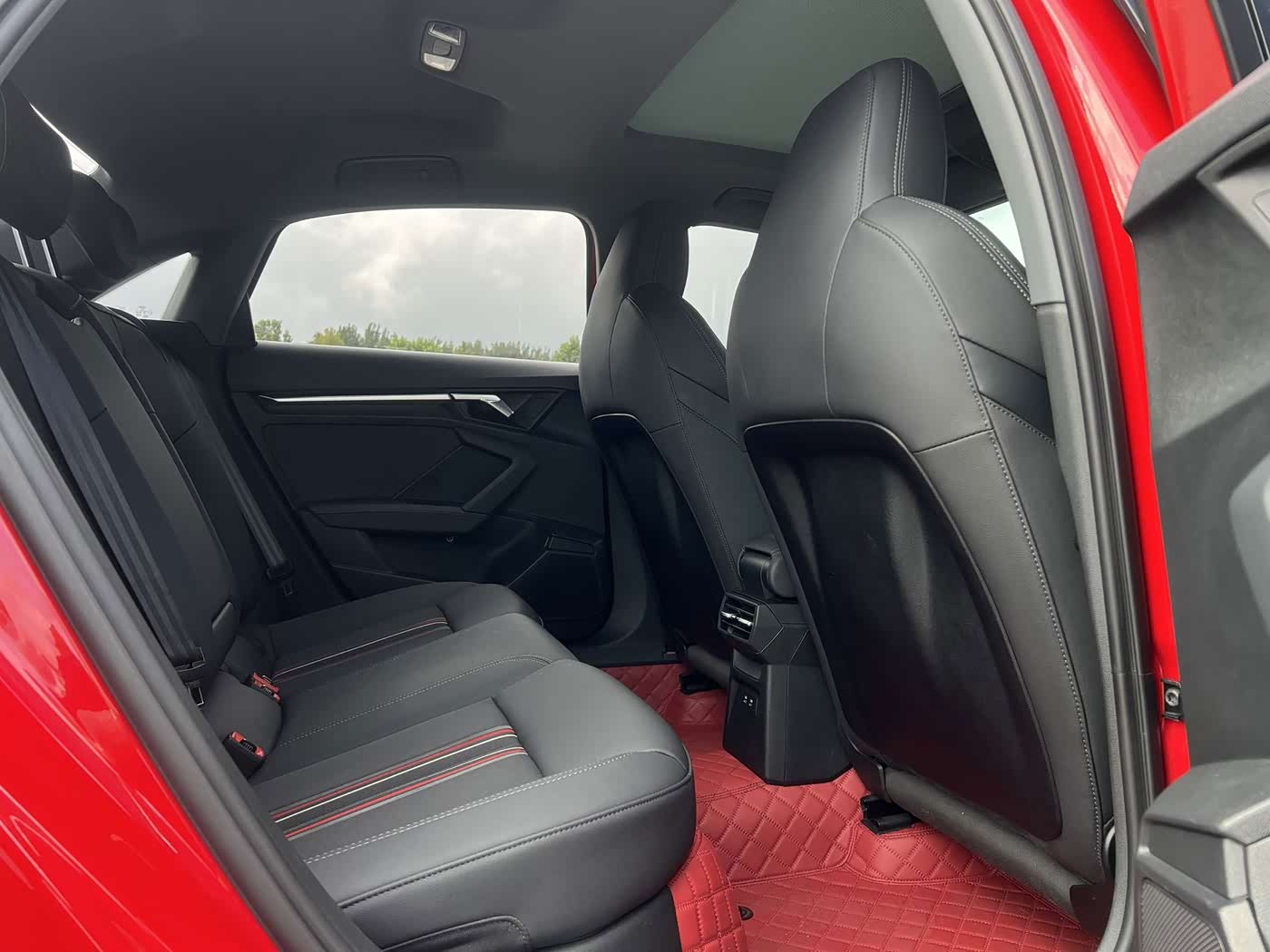 Audi A3 1.4 л 2023 г. красный/фиолетовый, пробег 26000 км