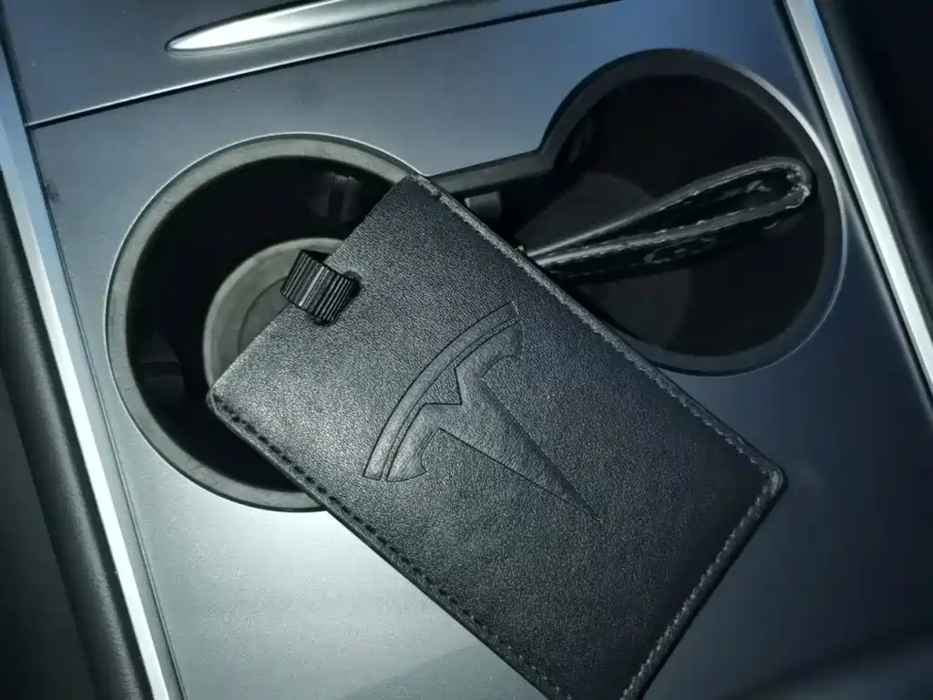 Tesla Model Y — миниатюра 9