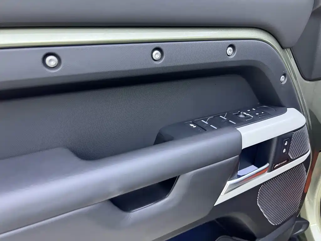 Land Rover Defender — миниатюра 9