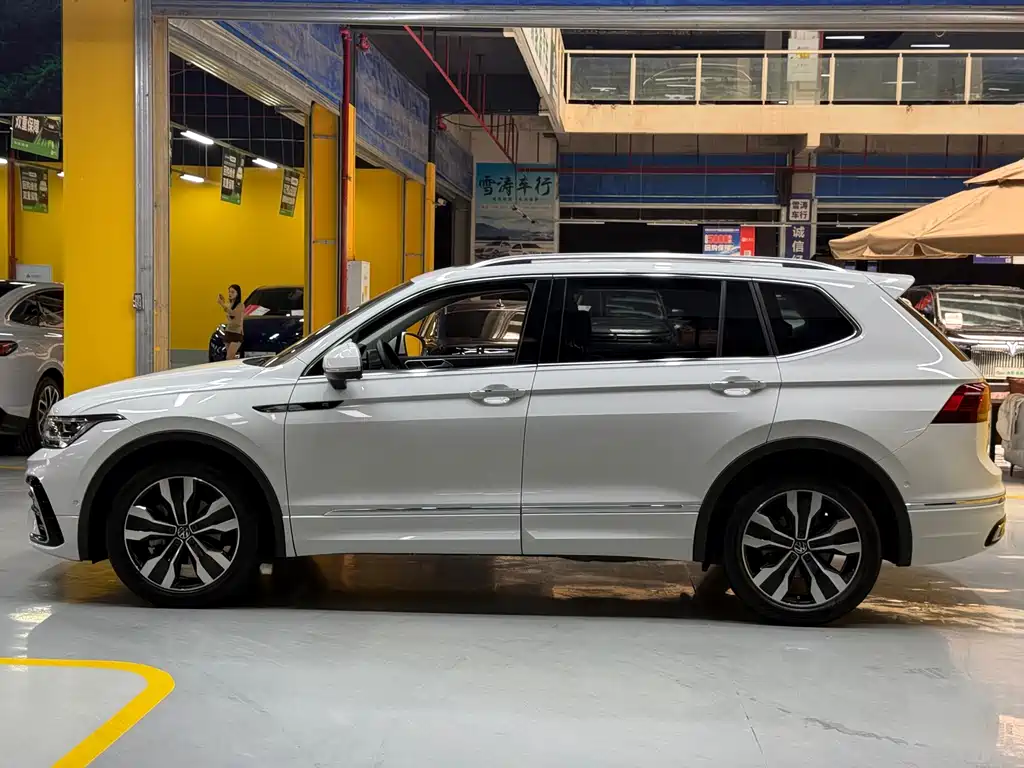 Volkswagen Tiguan L L 2022 330TSI AT R-Line