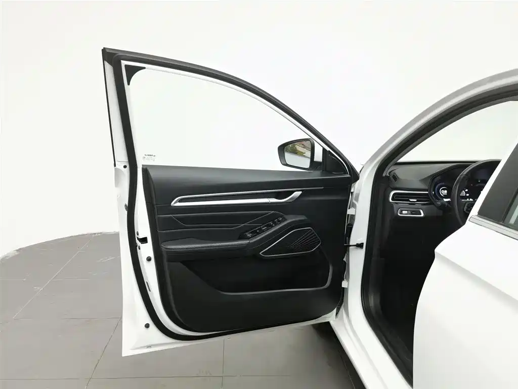 Geely Emgrand 2022 4 1.5L CVT Luxury