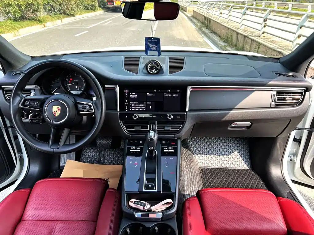 Porsche Macan — миниатюра 3