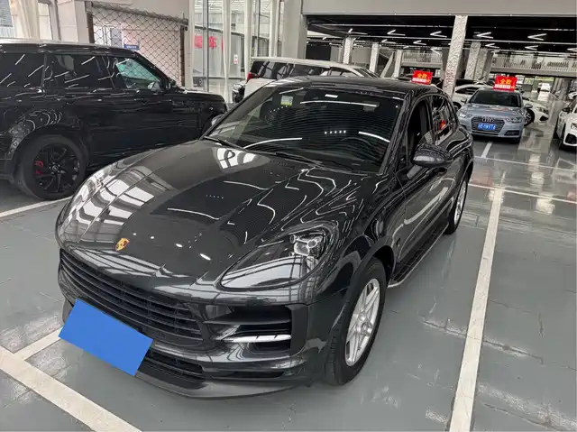 PORSCHE MACAN