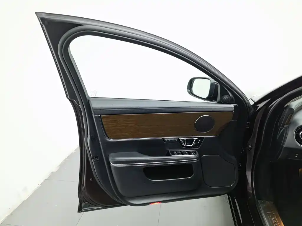 Jaguar XJ — миниатюра 8