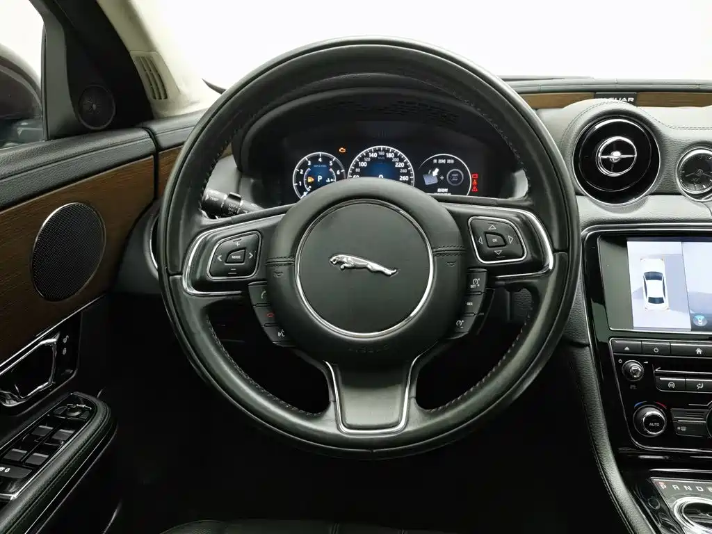Jaguar XJ — миниатюра 11
