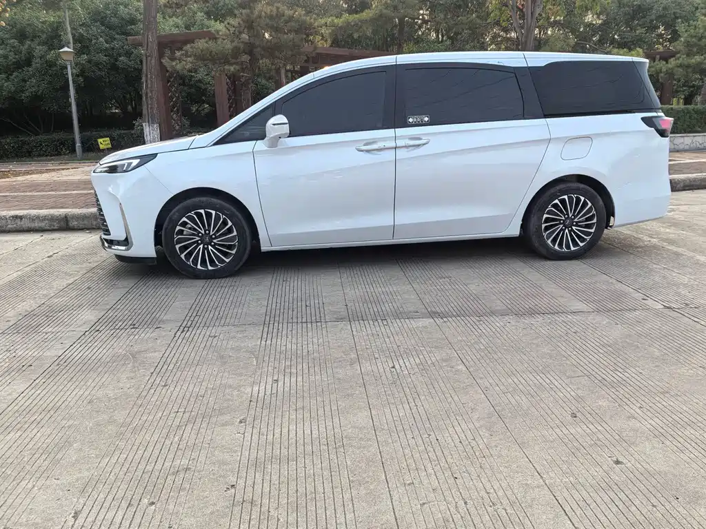Buick GL8 Hybrid — миниатюра 5