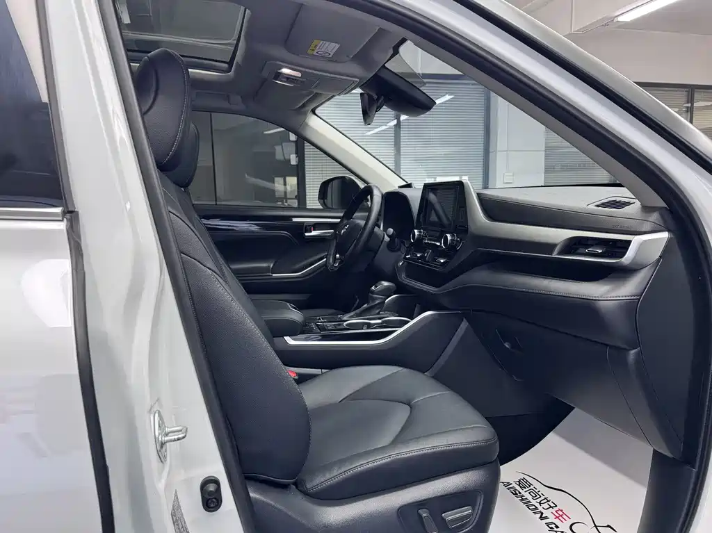 Toyota Highlander 2023 2.5L Luxury 7 мест