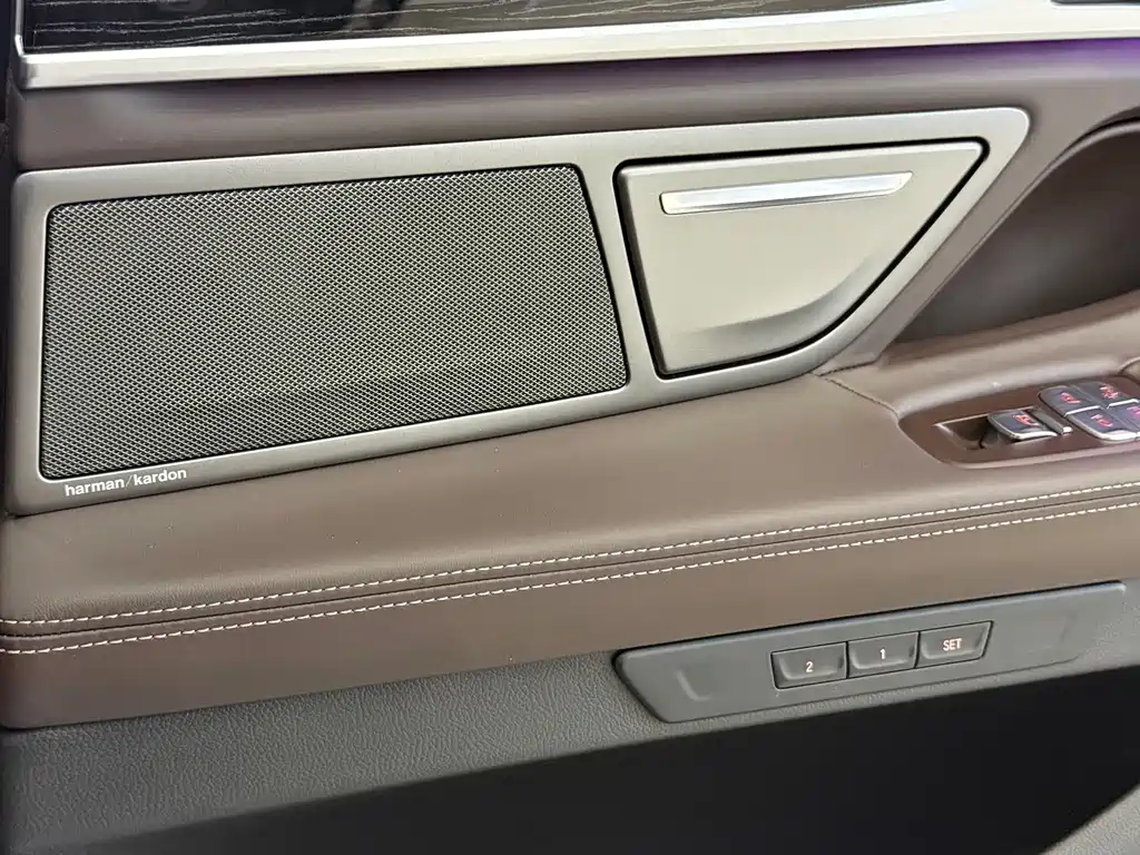 BMW 7 Series — миниатюра 13