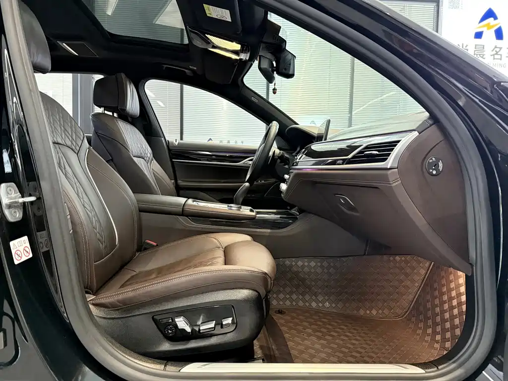 BMW 7 Series — миниатюра 8