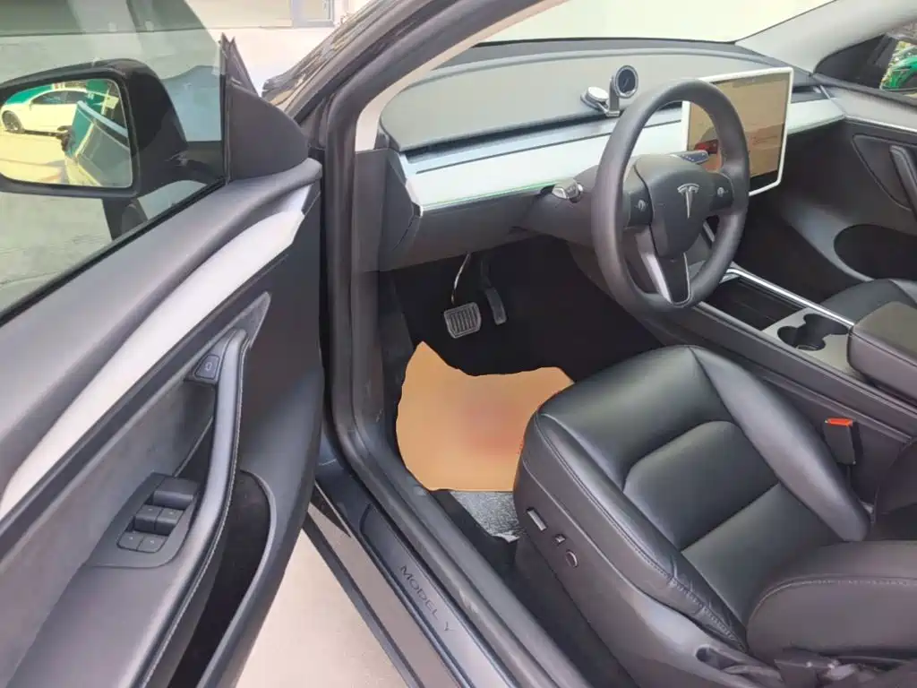 Tesla Model Y — миниатюра 16