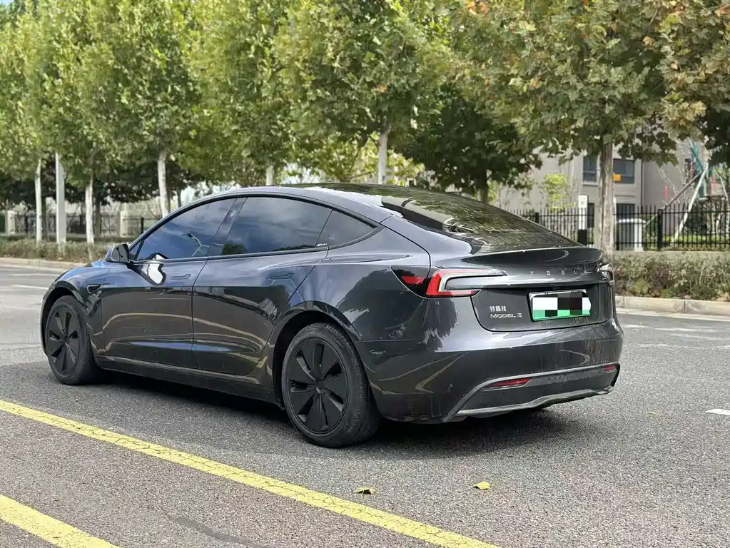 Tesla Model 3 — миниатюра 7