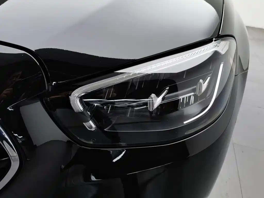 Mercedes-Benz E-Class — миниатюра 7