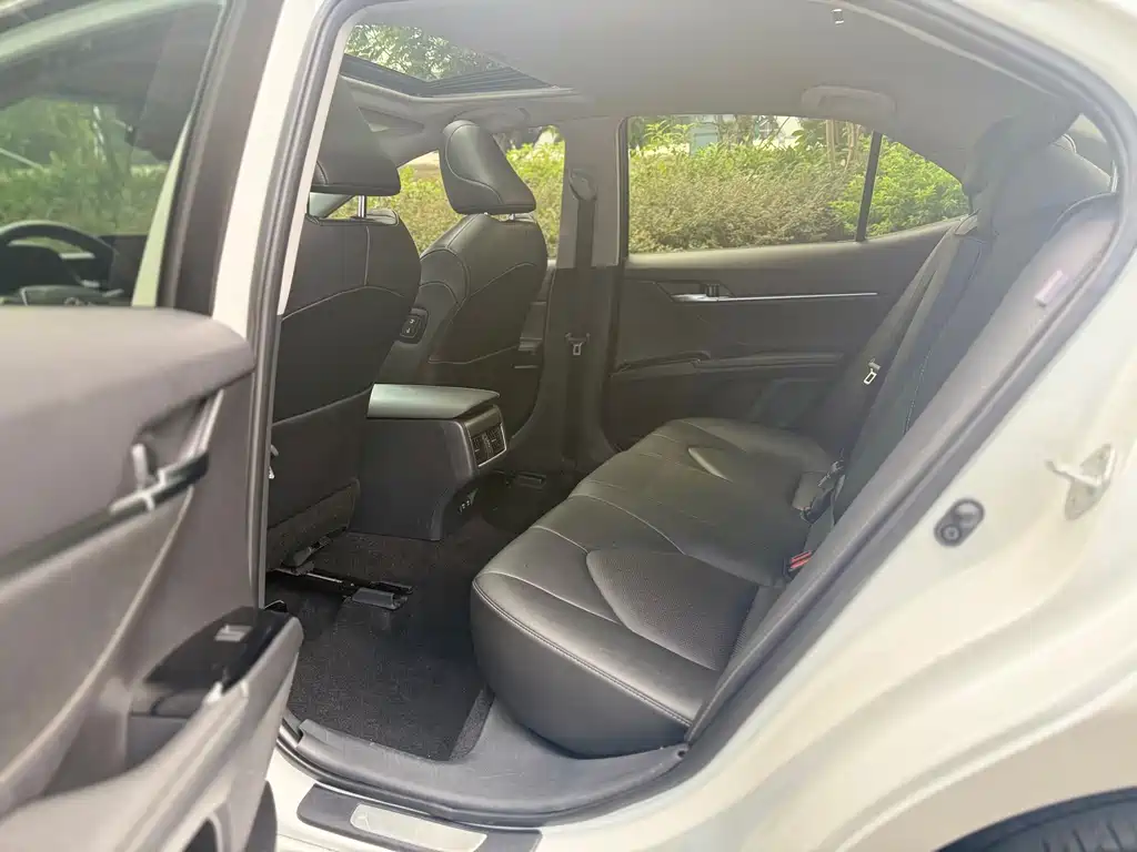 Toyota Camry — миниатюра 5