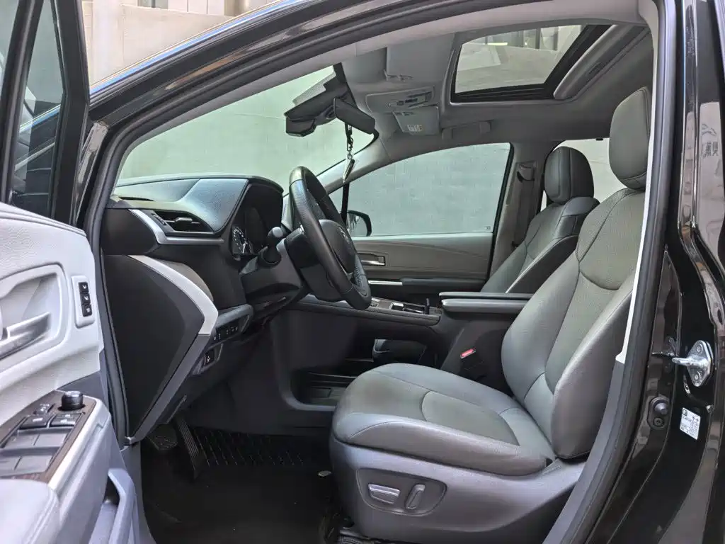 Toyota Granvia — миниатюра 9