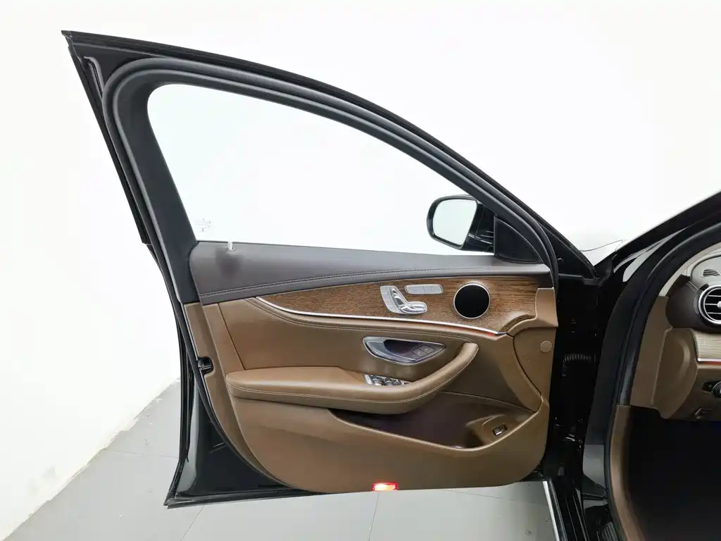 Mercedes-Benz E-Class — миниатюра 8
