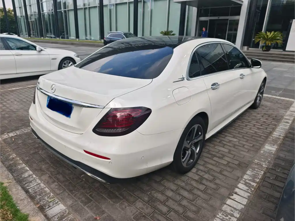 Mercedes-Benz E-Class — миниатюра 4