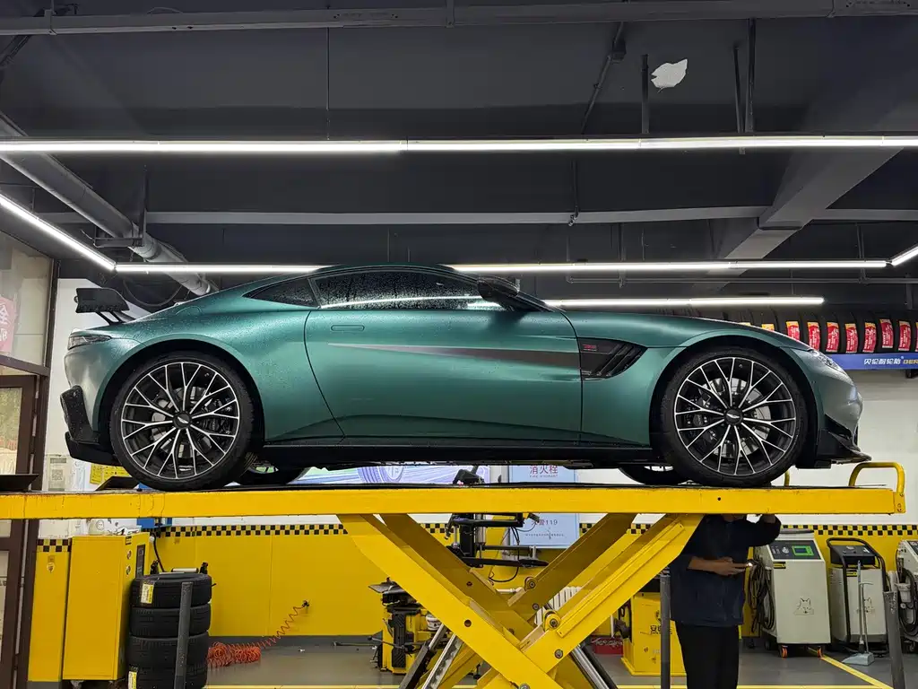 Aston Martin V8 Vantage — миниатюра 4