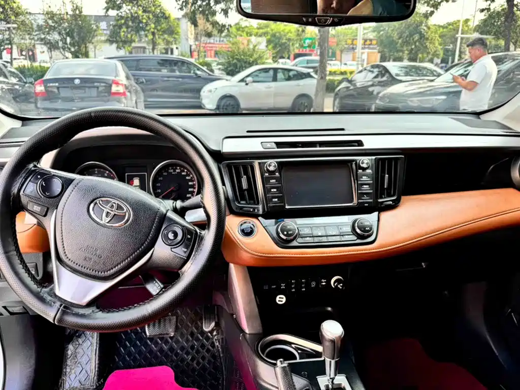 Toyota RAV4 — миниатюра 10