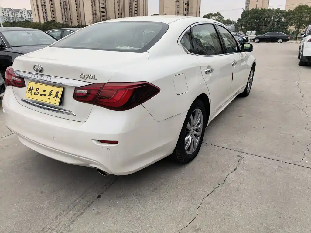 INFINITI Q70