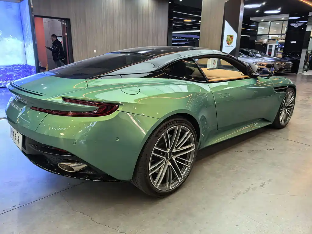 ASTON MARTIN DB12