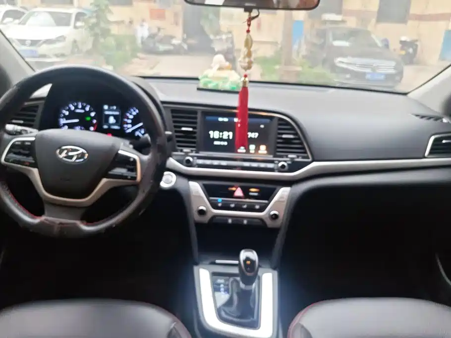 Hyundai Elantra — миниатюра 12