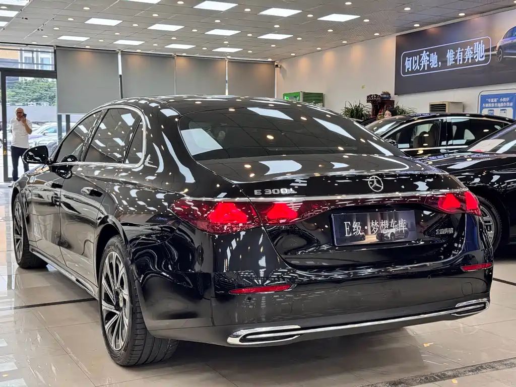 Mercedes-Benz E-Class — миниатюра 6