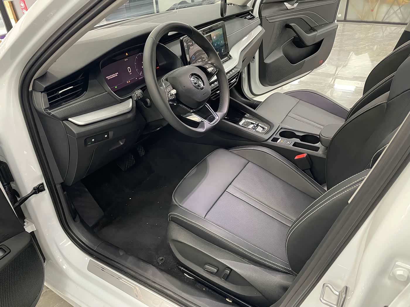 Skoda Octavia 1.4 л 2023 г. Белый, пробег 13000 км