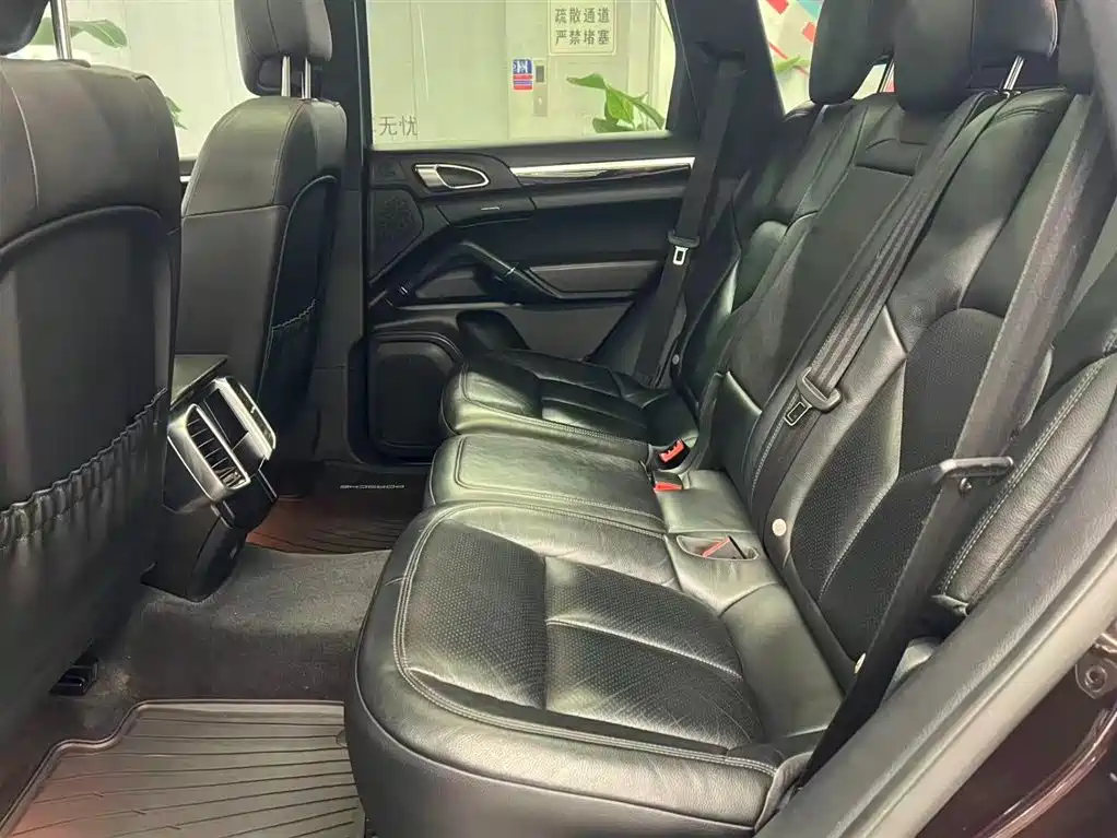 Porsche Cayenne — миниатюра 9