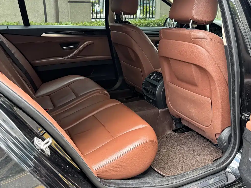 BMW 5 Series — миниатюра 12